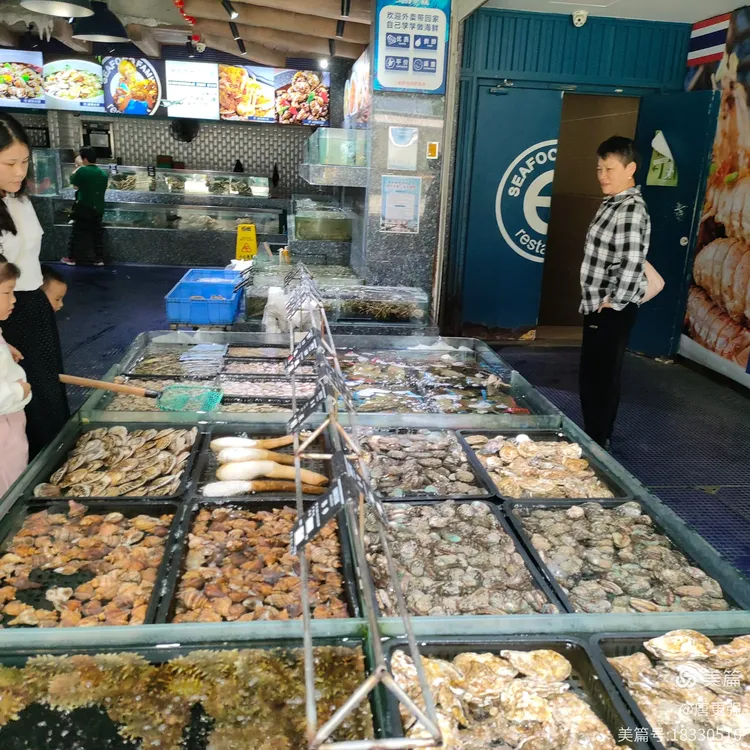 一家三代亲人国庆假期喜聚长沙海鲜e族